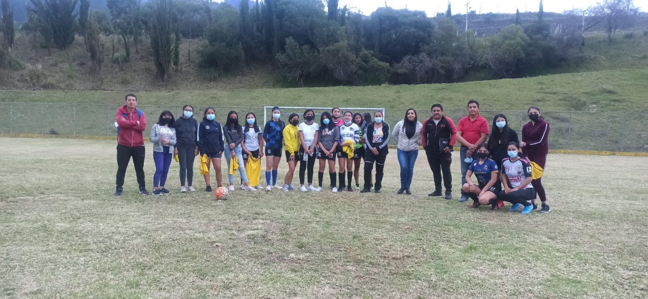 Las niñas y jóvenes entrenan en el estadio de Guapán y en el Jorge Andrade Cantos.